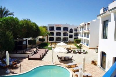 new la perla hotel