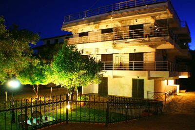 salonikiou beach deluxe apartments