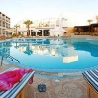 new la perla hotel
