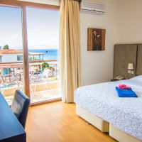 blue bay hotel (afitos)