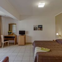 lagomandra beach & suites