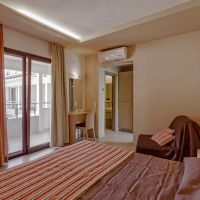 lagomandra beach & suites