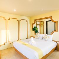 pineapple hotel (ex. hula anana hotel)