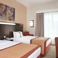 holiday inn express safa park